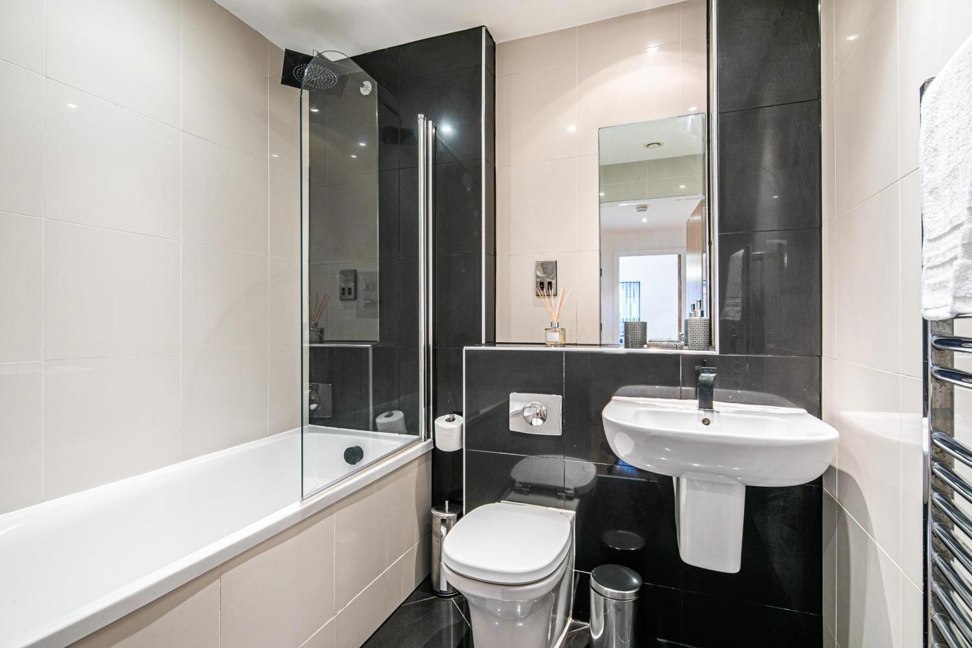 Stylish 2 Bed Apt 18 - City Centre, Free Parking, Espresso Machine & Netflix - Hosted By Stay Host Save Sheffield Exterior photo